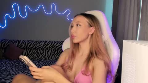 Mina online show from 02.28.25