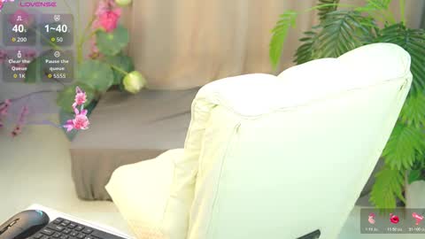 Snapshot of nhatlinhnguyen chatting on 12.14.25 nhatlinhnguyen online show from 12.14.25