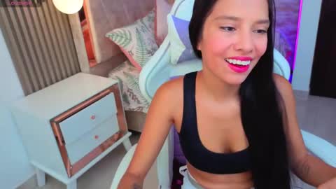 Snapshot of nia_maiden chatting on 11.05.25 Nia online show from 11.05.25