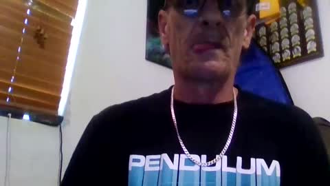 Snapshot of niceozziecockxxx chatting on 12.20.25 Sexiishaine online show from 12.20.25