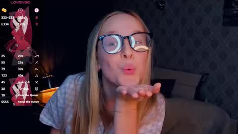 Snapshot of nicolavanderbie chatting on 10.10.25 Nicoletta online show from 10.10.25