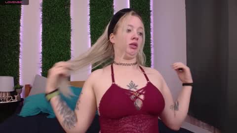 Snapshot of nicole__aniston__ chatting on 01.19.25 Nicole online show from 01.19.25