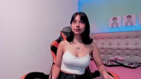Snapshot of nicole_evan chatting on 12.11.24 Nicol online show from 12.11.24