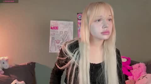 Snapshot of nicole_yo chatting on 05.11.26 Mary online show from 05.11.26