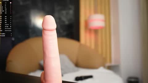 Nicol Flores  GMT-5 1530-2200  online show from 01.16.26