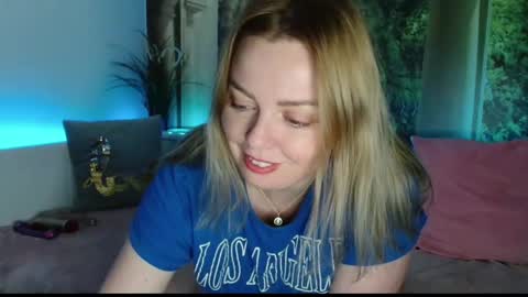 Snapshot of nicolelinharts chatting on 01.01.25   Birthday  online show from 01.01.25