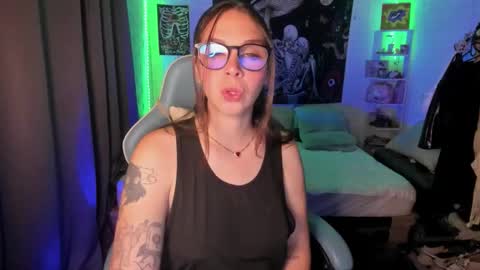 Snapshot of nicolepeachx chatting on 11.10.25 Nicol independent model online show from 11.10.25