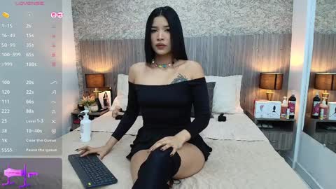 Nicolle Alvarez online show from 04.07.26