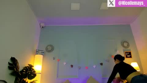 Nicolle Mays online show from 03.04.25