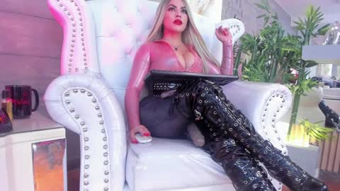 Snapshot of nicollette_miller chatting on 01.04.25 Nicollette Miller online show from 01.04.25