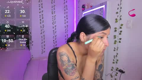 Snapshot of nikibryce_ chatting on 05.08.26 Niki online show from 05.08.26