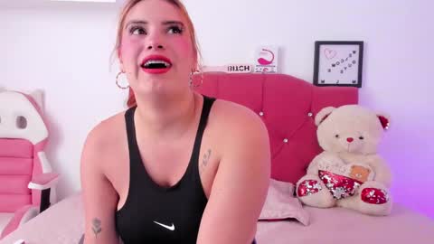 Snapshot of nikii_28 chatting on 01.19.25 Nikii  online show from 01.19.25