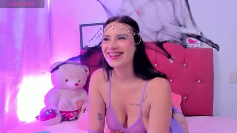 Snapshot of nikii_28 chatting on 10.31.25 Nikii  online show from 10.31.25