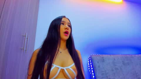 nikii_white online show from 01.12.26