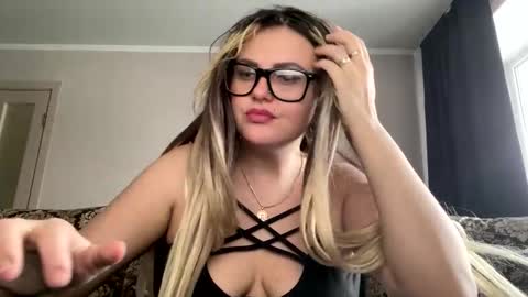 Snapshot of niko_peach chatting on 12.02.24 Nika online show from 12.02.24