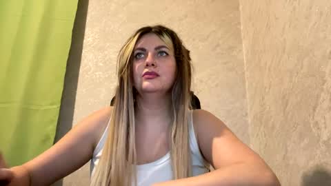 Snapshot of niko_peach chatting on 12.09.24 Nika online show from 12.09.24