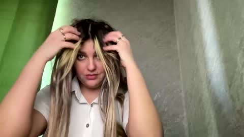 Snapshot of niko_peach chatting on 12.10.24 Nika online show from 12.10.24