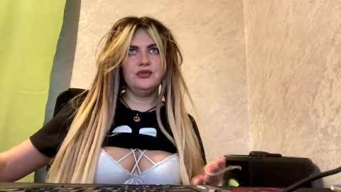 Snapshot of niko_peach chatting on 12.12.24 Nika online show from 12.12.24