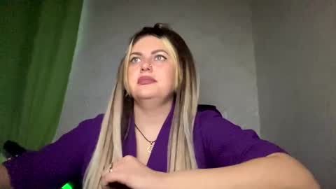 Snapshot of niko_peach chatting on 12.13.24 Nika online show from 12.13.24