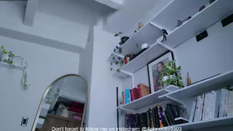 Snapshot of nikol_je chatting on 07.25.26 Nicole cam online show from 07.25.26