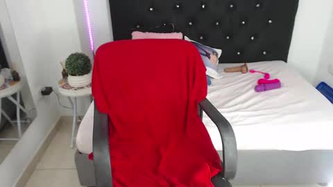 Snapshot of nikol_winick chatting on 01.25.25 nikol_winick online show from 01.25.25