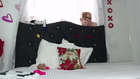 Snapshot of nikol_winick chatting on 02.28.25 nikol_winick online show from 02.28.25