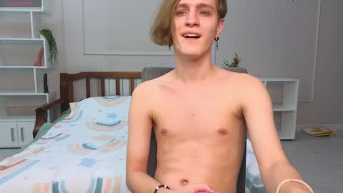 Snapshot of nikompell chatting on 01.01.25 niko online show from 01.01.25