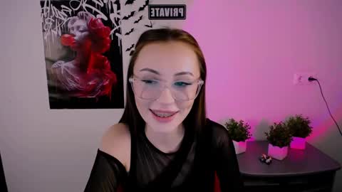 Snapshot of nikonara_ chatting on 03.08.25 nikonara_ online show from 03.08.25