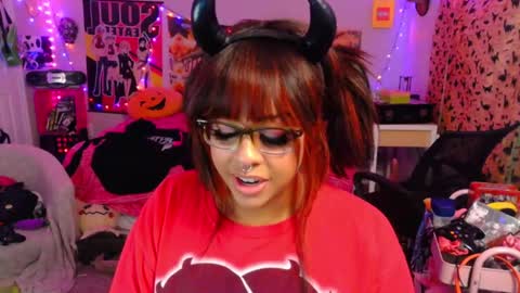 Snapshot of nintendhoe_ chatting on 10.28.25 kiwi online show from 10.28.25
