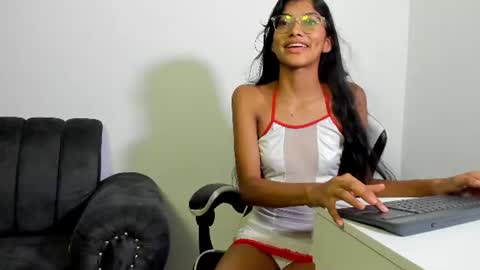 Nira Lux online show from 07.01.26