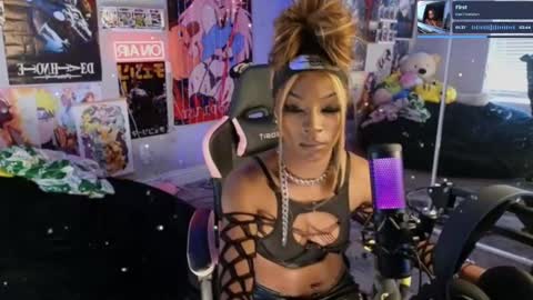 Snapshot of niviawolfe chatting on 03.12.25 NIVIA WOLFE online show from 03.12.25