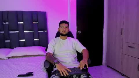 Snapshot of noah_corvelle chatting on 11.09.25 NOAH online show from 11.09.25