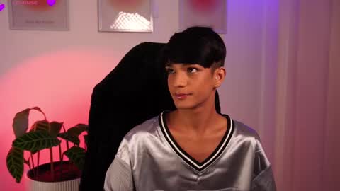 Snapshot of noahh_th03 chatting on 02.19.25 Noah online show from 02.19.25