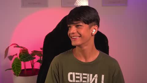 Snapshot of noahh_th03 chatting on 02.21.25 Noah online show from 02.21.25