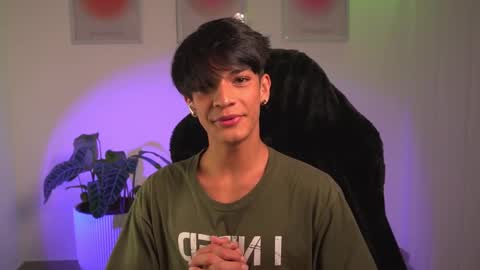 Snapshot of noahh_th03 chatting on 02.22.25 Noah online show from 02.22.25