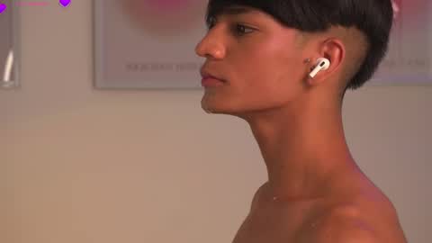 Snapshot of noahh_th03 chatting on 03.09.25 Noah online show from 03.09.25