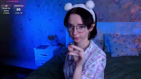 Nora Failure online show from 12.04.25