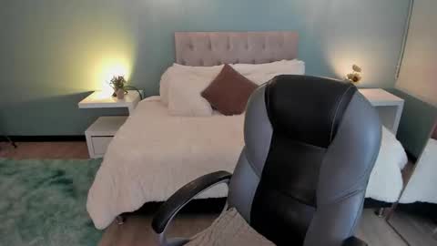 Nora online show from 02.12.26