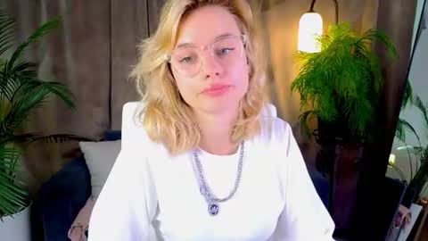 Snapshot of noramoreau chatting on 07.19.26 Nora online show from 07.19.26