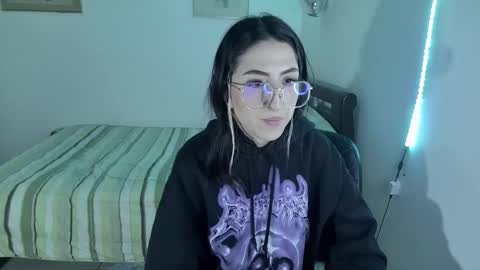 Snapshot of nymph_frida chatting on 02.12.25 Frida online show from 02.12.25