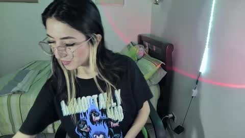 Snapshot of nymph_frida chatting on 03.05.25 Frida online show from 03.05.25