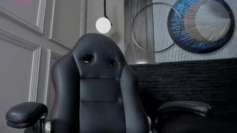 independent model online show from 02.19.25