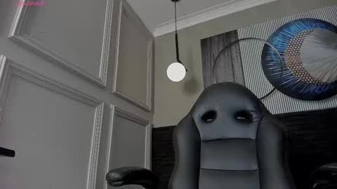 independent model online show from 02.22.25