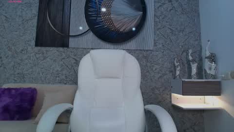 independent model online show from 10.23.25