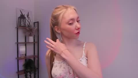 Snapshot of odelyncure chatting on 05.24.26 Lynna online show from 05.24.26