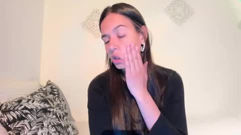 Snapshot of ohanna_ chatting on 12.04.24 ohanna_ online show from 12.04.24