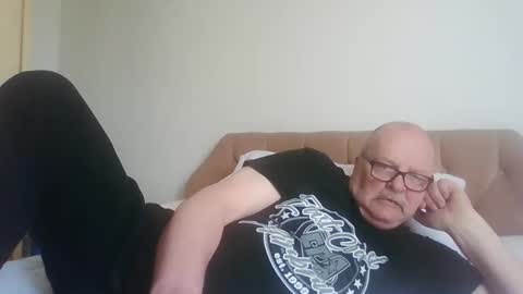 Snapshot of old_fkrr_ chatting on 04.22.26 old_fkrr_ online show from 04.22.26