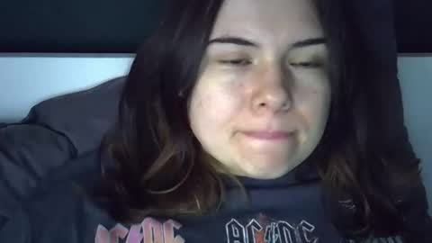 Snapshot of olivepeach chatting on 04.08.26 Oil online show from 04.08.26