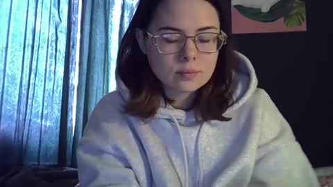 Snapshot of olivepeach chatting on 04.11.26 Oil online show from 04.11.26