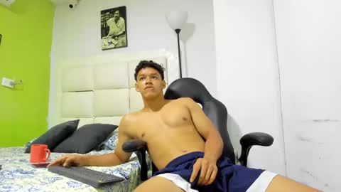Snapshot of oliver_evans_19 chatting on 04.21.26 O L I V E R online show from 04.21.26